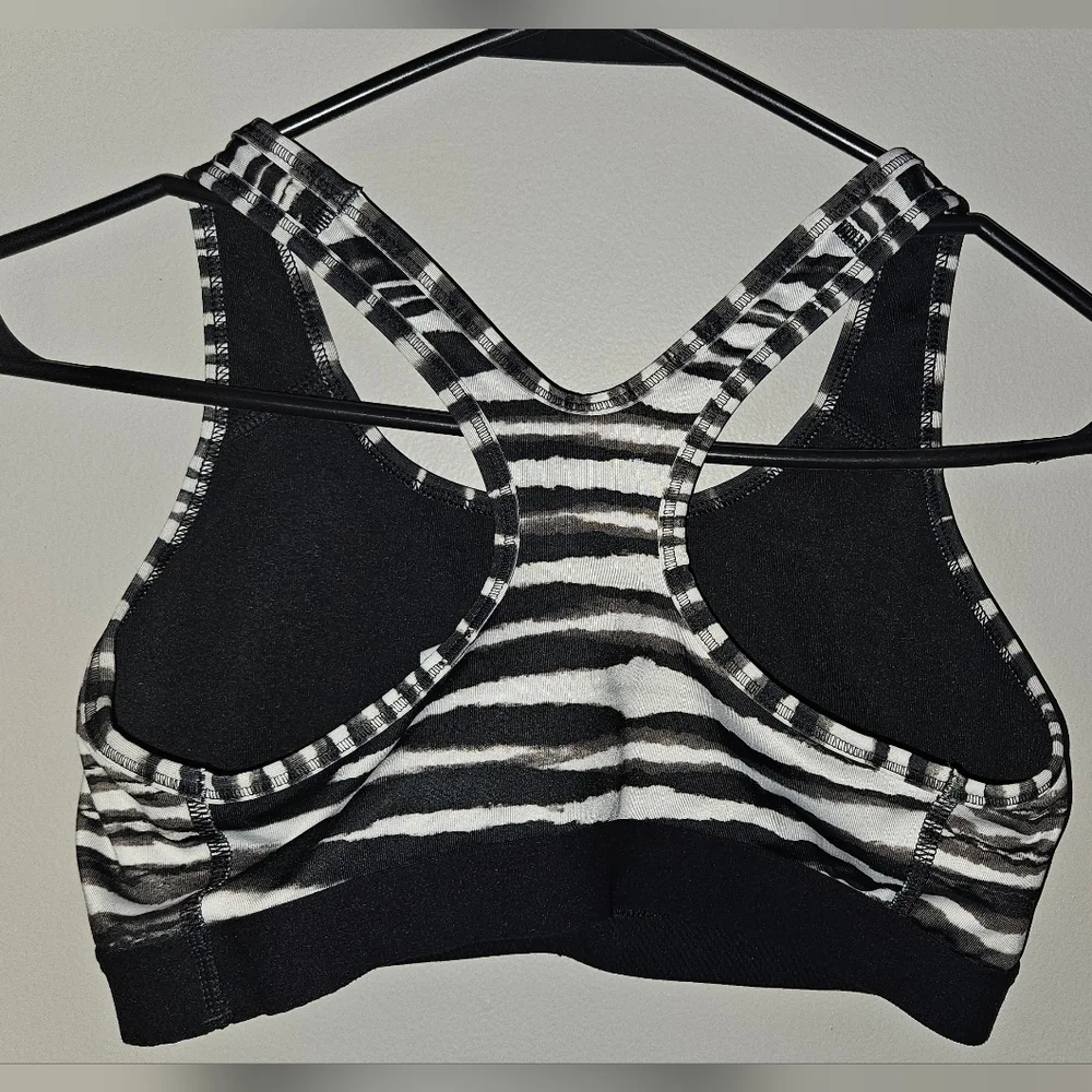 Nike Dry Fit Racerback Sports Bra Black & White Tiger‎ Stripe Size Medium